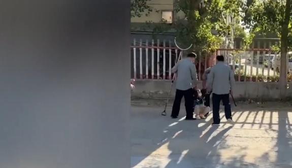 不想進校學習，被保安強行拖走，網友：干得漂亮！