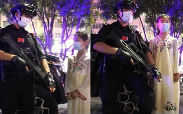 特警捂槍口與女孩合影