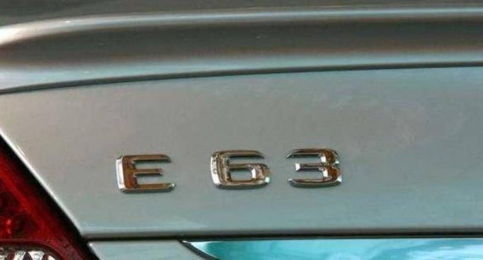 如何不傷漆去除汽車尾部型號、排量等標志？