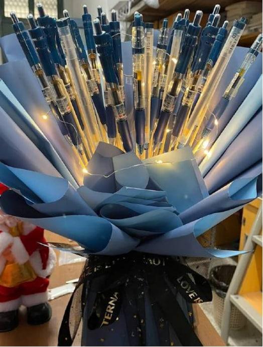 女生用30只筆做花束送醫生