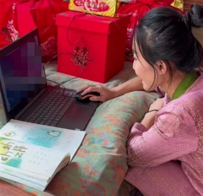 新娘回門(mén)宴穿旗袍給學(xué)生上網(wǎng)課