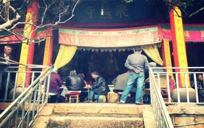 求offer求“上岸”，進香拜佛開光法物，年輕人的焦慮寺廟都知道