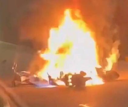 重慶隧道內(nèi)兩摩托相撞起火 現(xiàn)場(chǎng)慘烈