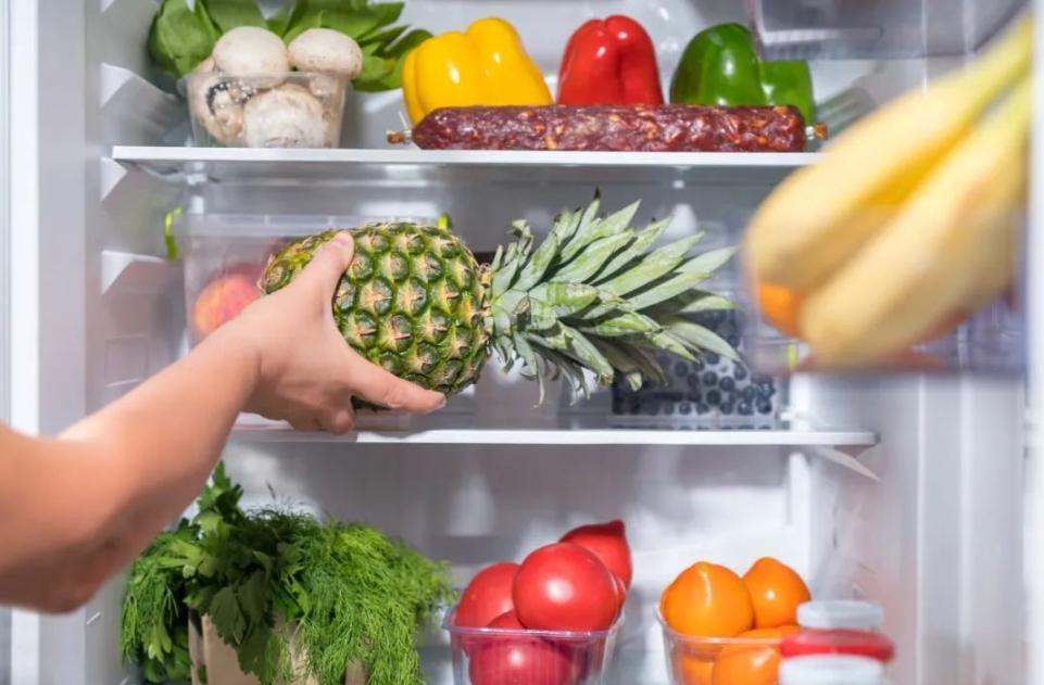 女兒返程點千元外賣塞滿父母冰箱（讓父母感受到關愛）