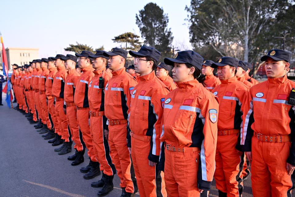 土小伙和中國救援隊并肩戰斗（為中國救援隊當司機）