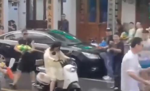 “美丑有別”？潑水節變味，女生顏值越高被潑越狠