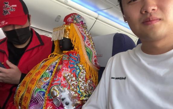 男子乘飛機鄰座媽祖引熱議，網友調侃：媽祖也有身份證？