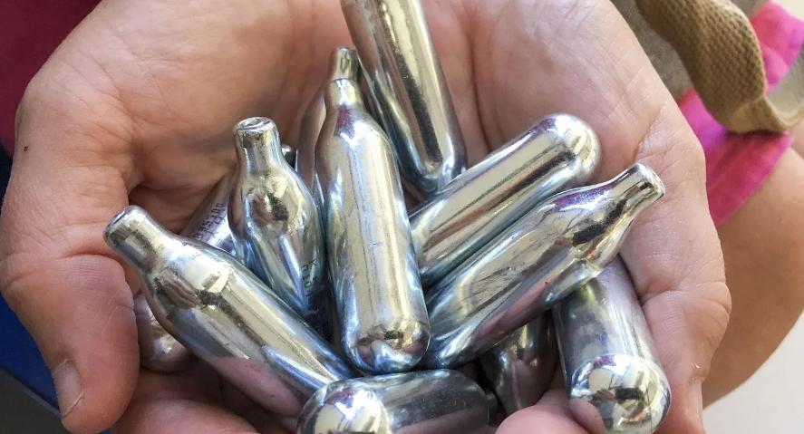 3名小學生發現笑氣果斷報警后獲獎勵