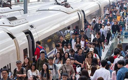 全國(guó)鐵路今日迎來(lái)返程高峰，預(yù)計(jì)發(fā)送旅客1935萬(wàn)人次