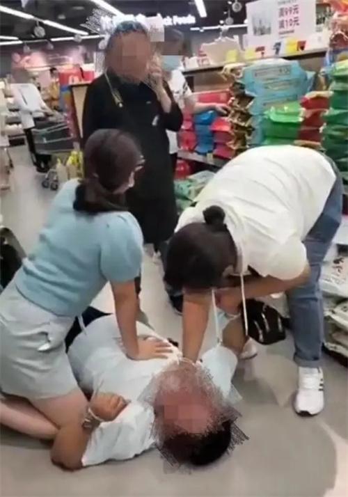 下班路上護士跪地救人20分鐘，膝蓋淤青，網友點贊醫者仁心