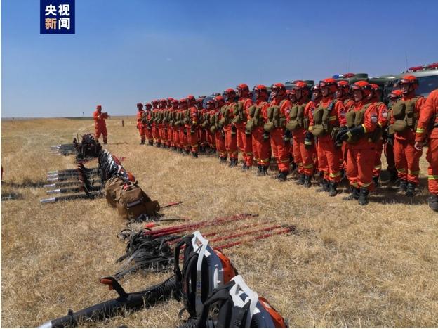 內(nèi)蒙古呼倫貝爾發(fā)生草原火災(zāi)，應(yīng)急部門全力堵截火勢