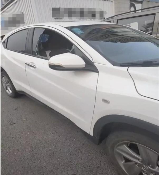 長春春城大街附近多輛車被砸，警方已介入調(diào)查