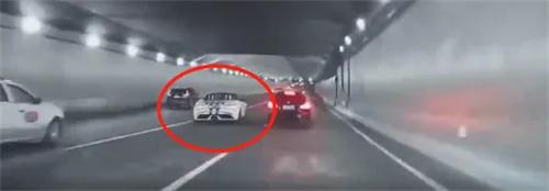 上海4車野蠻變道、高速競速，警方已拘留涉事人員