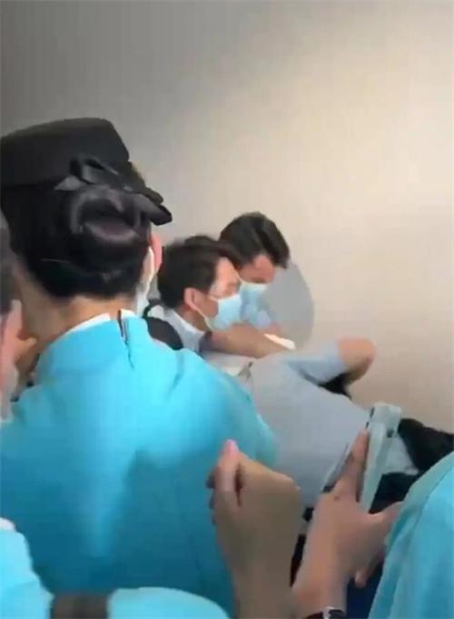 廈門航空乘務員被飛行員現行偷拍女廁所事件曝光，客服表示正在核實