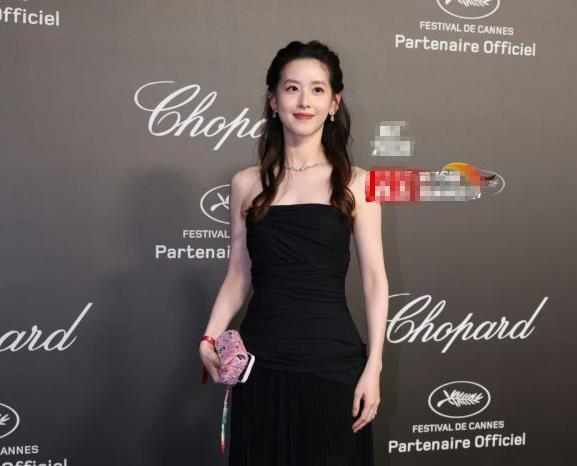 章澤天亮相戛納晚宴：纖細身材盡顯氣質，近照引發網友指她與陳都靈撞臉