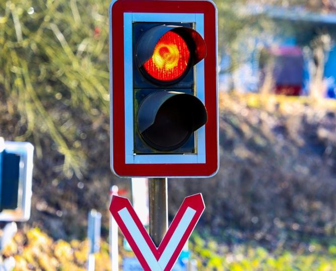 禮讓行人該不該取消？探討交通規則的利益與爭議