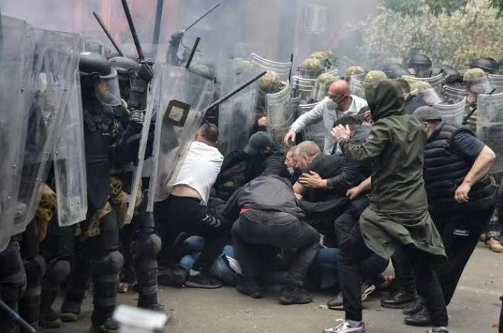 科索沃地區發生北約士兵與塞族抗議者沖突，局勢緊張