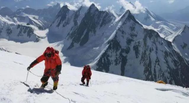 湖南省登山隊(duì)隊(duì)員放棄登頂珠峰救人，被救者只愿承擔(dān)40%救援費(fèi)用，引發(fā)深思