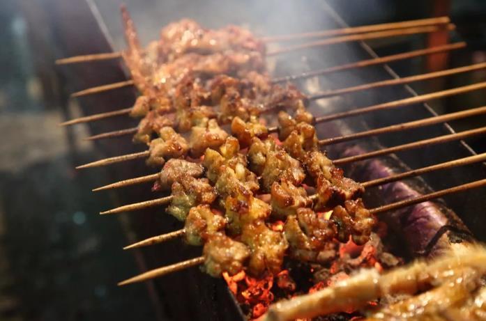 廣西柳州的1米8燒烤光竹簽：制作講究，排面巨大