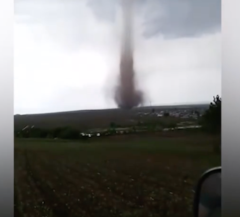 牡丹江遭龍卷風襲擊，長龍連天地，周邊鄉鎮遭冰雹天氣