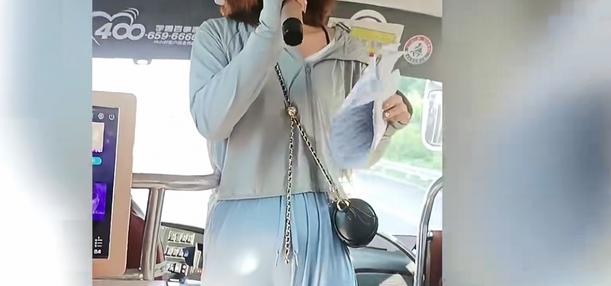 遼寧大連美女導游穿緊身褲引質疑，旅游公司回應