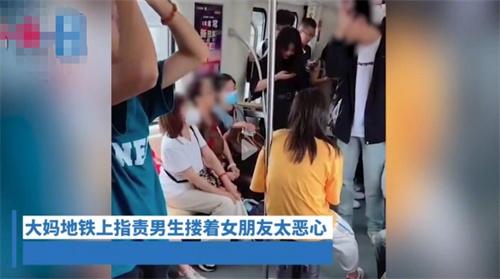 河南地鐵上的一幕：大媽吐口水引發笑聲，思考社會文明與尊重