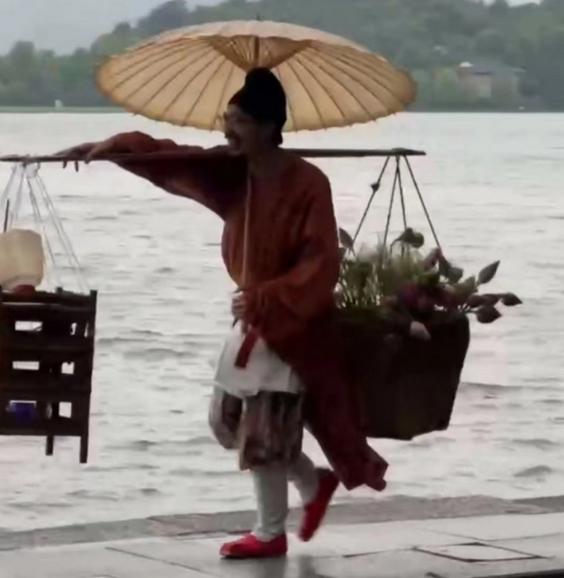 漢服賣花郎陳喜悅在西湖邊送花，引發市民關注