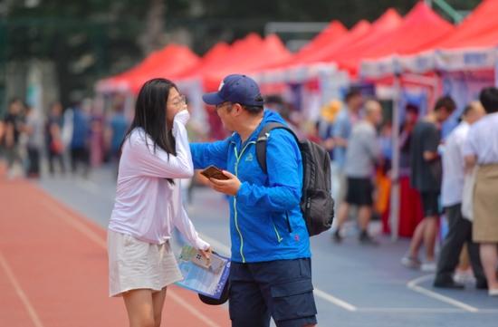 母親喜出望外！690分考生成績在北京高招咨詢會現場揭曉，她跳了起來