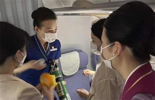 南航CZ8755航班乘務人員及時施救旅客，成功救助事件詳情