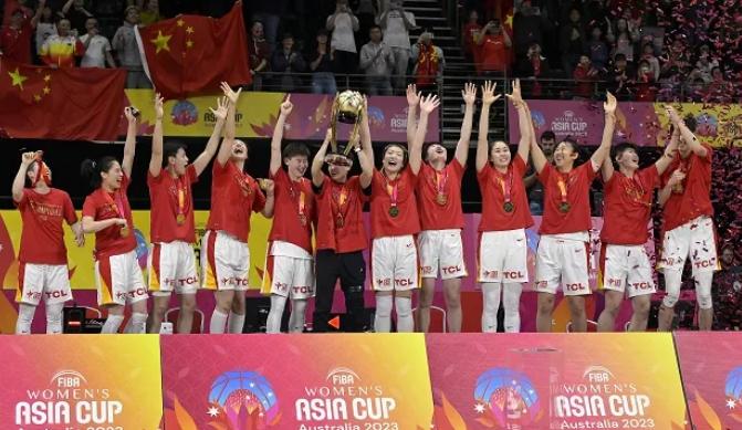 中國(guó)女籃奪冠引爆熱搜！韓旭狂歡跳舞、李夢(mèng)激動(dòng)落淚，球迷歡呼不止