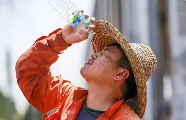 感動一夏！女子熱情款待高溫修空調(diào)工人，額外獎勵200元，溫暖行為感動眾網(wǎng)友！