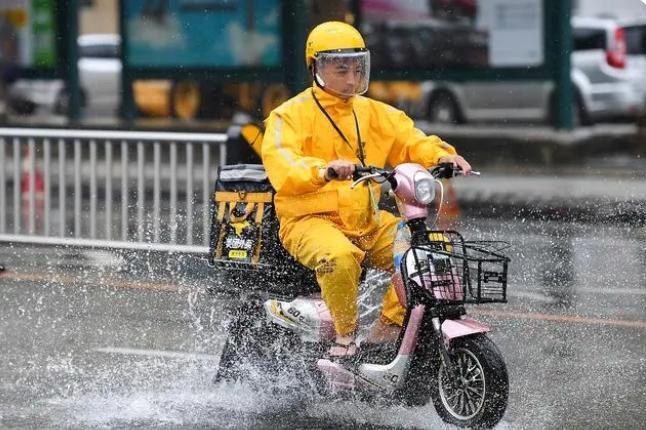 外賣員面罩要求遭拒，女子威脅差評：開玩笑還是惡意？平臺回應