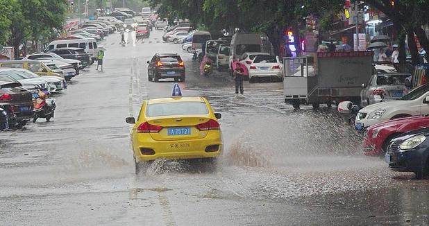 重慶遭遇強降雨，市民共渡雨水難關，交通受阻局部地區面臨地質災害風險