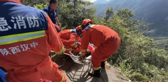 女子因拍照不顧安全墜入60米懸崖，救援歷時10小時奇跡生還！