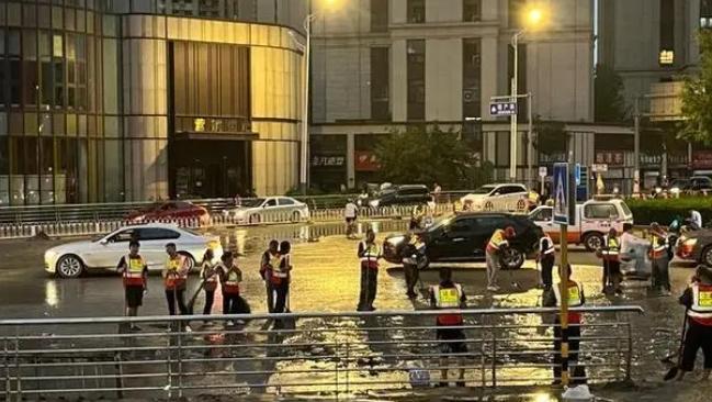 暴雨肆虐后，北京街頭成堆的受損汽車引發關注