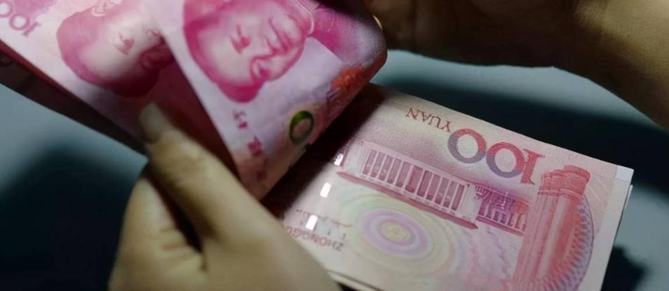 河南小伙江西旅游意外發現10萬元假幣，迅速上報警方