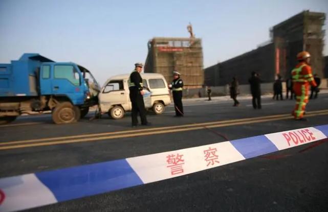 昆明窨井慘案：兩名男子遇害，散發臭味，警方展開深入調查