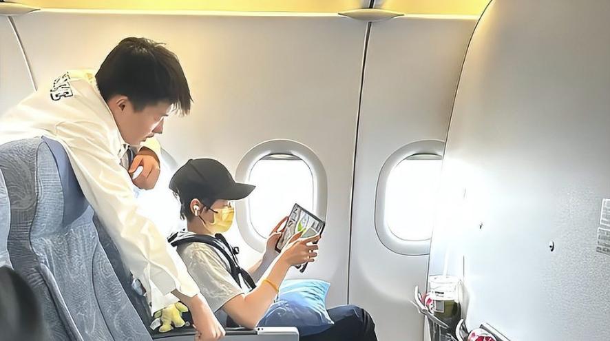 熱血滿載！全紅嬋背玩偶離開杭州，飛機上安靜看報+玩游戲