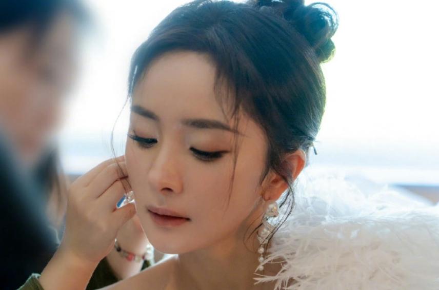 娛樂盛典中的“水瓶大戰”：楊冪、王鶴棣等明星輕松展現活潑一面