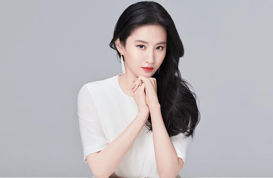 ?劉亦菲驚艷現身阿布扎比修車活動，輕松應對賽車輪胎更換引發粉絲熱議