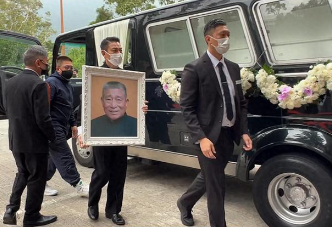 劉德華神情莊重，雙手捧遺照送別父親：感人瞬間深刻映現儀式莊嚴