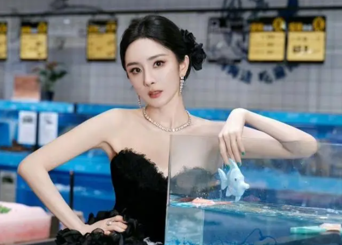 楊冪菜市場時尚秀場，GQ盛典紅毯期待！