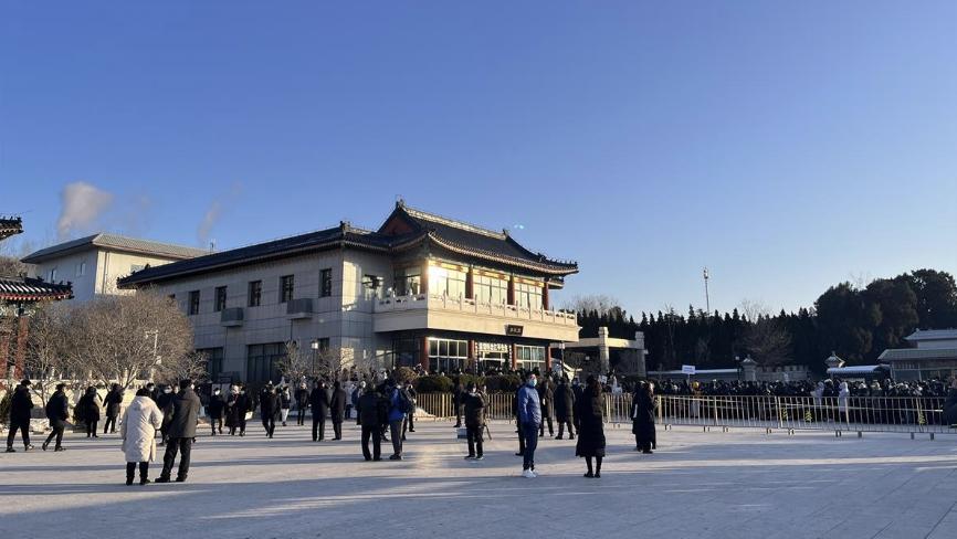 各界送別中國法學(xué)泰斗江平，悼念隊(duì)伍百米長隊(duì)動(dòng)人場景