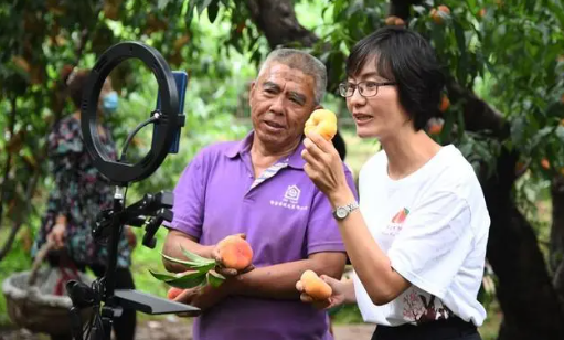 聚焦中國優秀女代表、委員的感人事跡