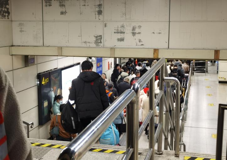 上海火車站安檢口未全開引旅客不滿，官方回應(yīng)震撼一切