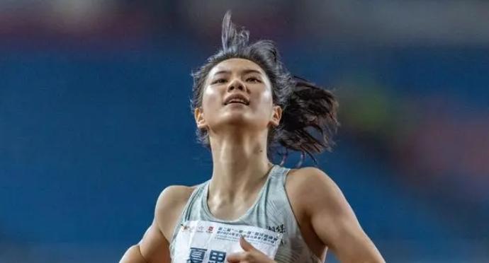 夏思凝以13秒08獲得第二屆“一帶一路”田徑邀請賽女子100米欄冠軍